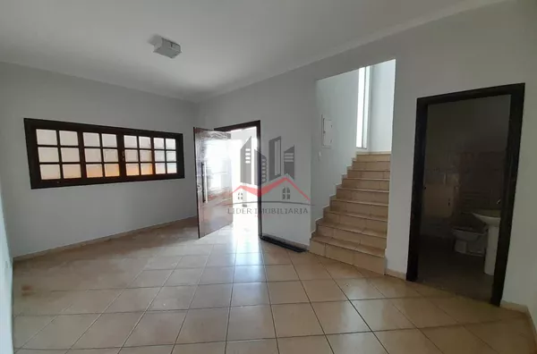Sala TV/ Lavabo/ lances de escada para andar superior