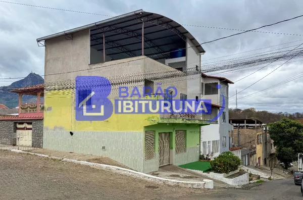 Prédio com ponto comercial e apartamento