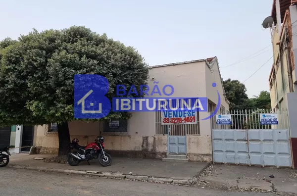 Terreno de 757m² com casa e dispensas