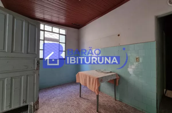 Terreno de 757m² com casa e dispensas