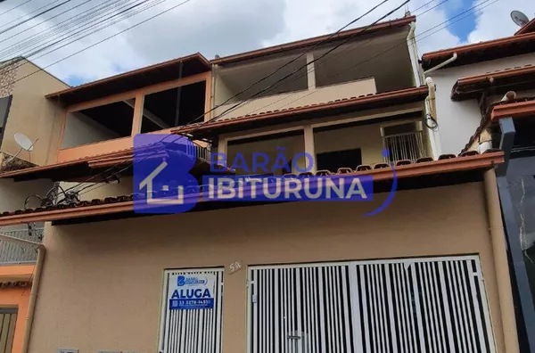 Prédio a venda com 2 apartamentos e uma casa