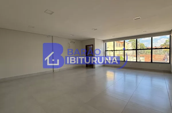 Ampla sala comercial no bairro de Lourdes