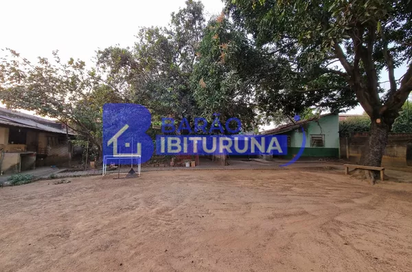 Terreno de 757m² com casa e dispensas