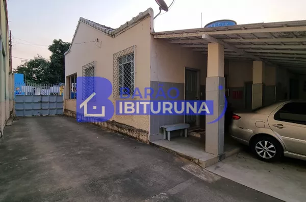 Terreno de 757m² com casa e dispensas