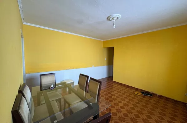 Casa térrea com 02 dormitórios grandes, sala, cozinha espaçosa, banheiro e área de serviço - sem vaga de garagem. Fácil acesso aos pontos de ônibus. - Foto 1