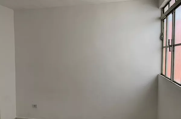 Casa com 01 dormitório, cozinha e banheiro, sem vaga de garagem próximo ao metrô Itaquera. 