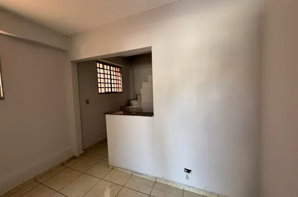 Casa com 02 dormitórios, cozinha americana, banheiro e área de serviço com quintal. Imóvel independente localizado na Rua Iborepi, jardim nordeste. Fácil acesso ao metrô Artur Alvim.