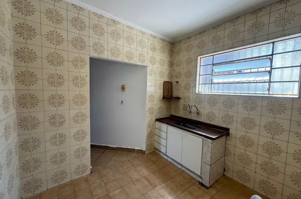 Casa com 01 dormitório, sala, cozinha, banheiro e área de serviço.