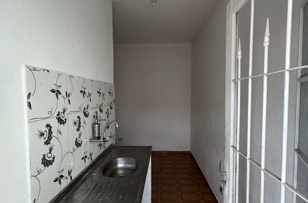 Casa com 01 dormitório grande, cozinha, banheiro e área de serviço - sem vaga de garagem. Sonho Gaucho