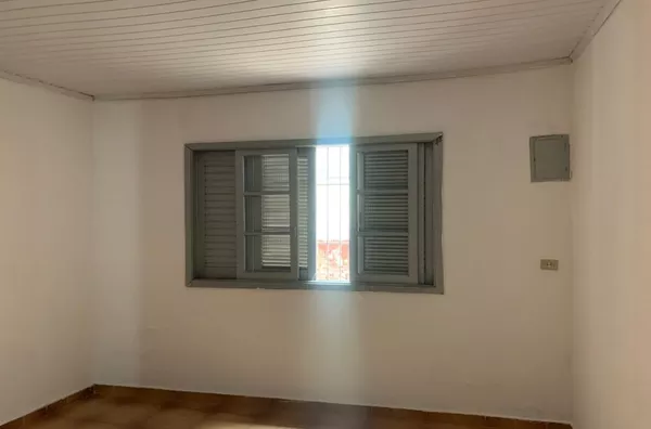 Casa com 01 dormitório, sala, cozinha, banheiro e área de serviço.