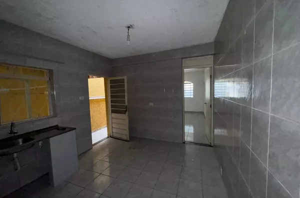Casa com 01 dormitório grande, cozinha, banheiro e área de serviço