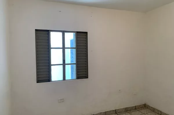 Casa com 02 dormitórios, sala, cozinha, banheiro e área de serviço para locação, na Avenida Esperantina, ótima localização