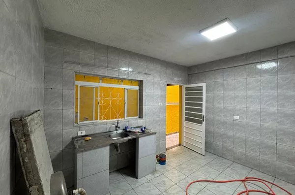 Casa com 01 dormitório grande, cozinha, banheiro e área de serviço - Foto 2