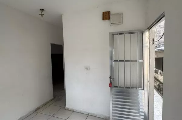 Casa com 01 dormitório, sala, cozinha, banheiro e área de serviço       