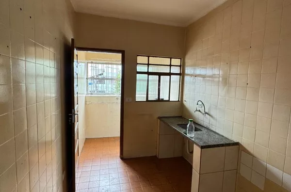 Apartamento localizado na Avenida Águia de Haia, com 02 dormitórios, sala grande, cozinha, banheiro e área de serviço - 01 vaga de garagem.