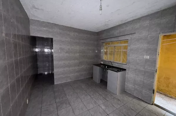 Casa com 01 dormitório grande, cozinha, banheiro e área de serviço