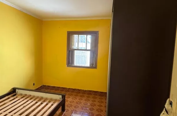 Casa térrea com 02 dormitórios grandes, sala, cozinha espaçosa, banheiro e área de serviço - sem vaga de garagem. Fácil acesso aos pontos de ônibus. - Foto 5