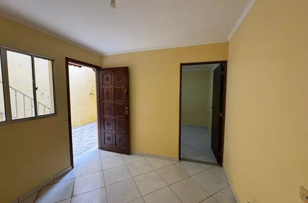 Casa térrea com 01 dormitório, sala, cozinha, banheiro, área de serviço - com 01 vaga de garagem. 