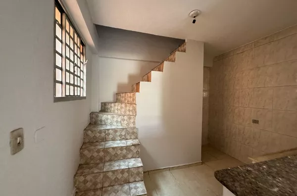 Casa com 02 dormitórios, cozinha americana, banheiro e área de serviço com quintal. Imóvel independente localizado na Rua Iborepi, jardim nordeste. Fácil acesso ao metrô Artur Alvim.