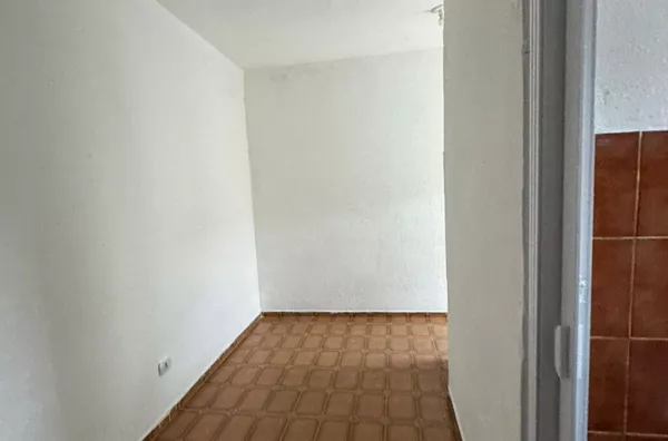 Casa com 01 dormitório grande, cozinha, banheiro e área de serviço - sem vaga de garagem. Sonho Gaucho