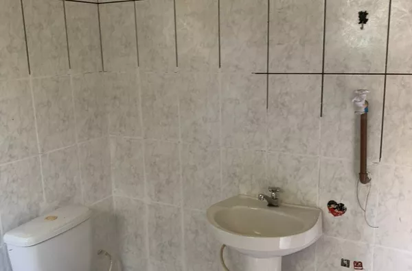 Casa com 01 dormitório grande, cozinha espaçosa, banheiro e área de serviço, com fácil acesso ao metrô Itaquera.