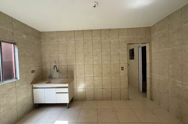 Casa com 03 dormitórios, 01 suíte, sala de estar, sala de jantar, cozinha, banheiro e área de serviço - sem vaga de garagem, com fácil acesso ao metrô Artur Alvim