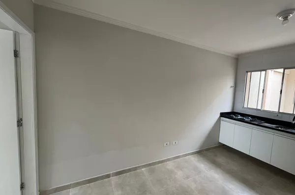 Condomínio fechado com total de 8 casas, 01 dormitório, cozinha, banheiro e área de serviço, fácil acesso aos pontos de ônibus e aos metrôs. 