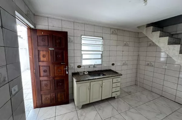 Casa com 01 dormitório grande, cozinha azulejada, banheiro espaçoso, quintal na parte superior, área de serviço - sem vaga de garagem.