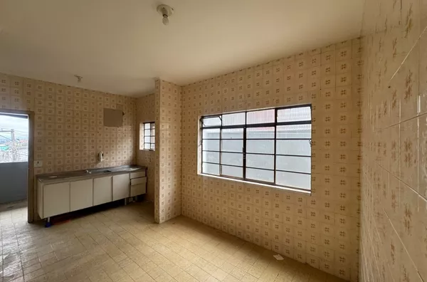 Sobrado com 02 dormitórios, sala grande, cozinha, banheiro, área de serviço, quintal, vaga para carro, independente - Foto 3