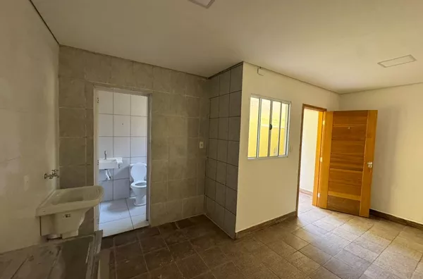 Casa com 02 dormitórios, sala, cozinha, banheiro e área de serviço. Fácil acesso a Avenida Imperador