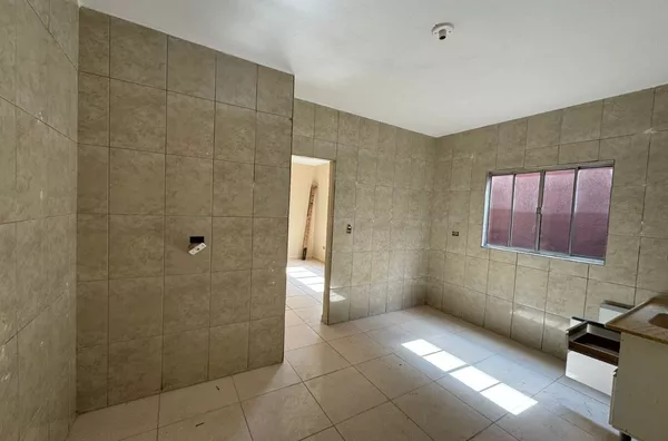 Casa com 03 dormitórios, 01 suíte, sala de estar, sala de jantar, cozinha, banheiro e área de serviço - sem vaga de garagem, com fácil acesso ao metrô Artur Alvim