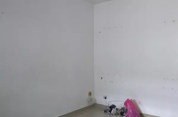 casa com 02 dormitórios grandes e vaga de garagem
