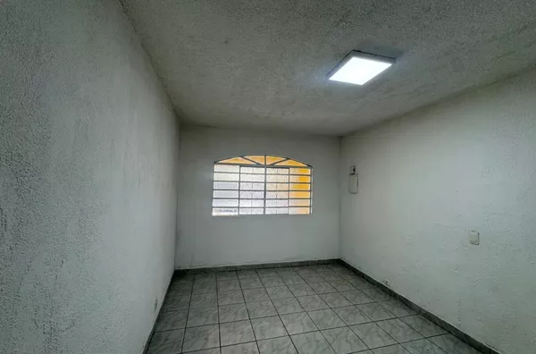 Casa com 01 dormitório grande, cozinha, banheiro e área de serviço - Foto 4