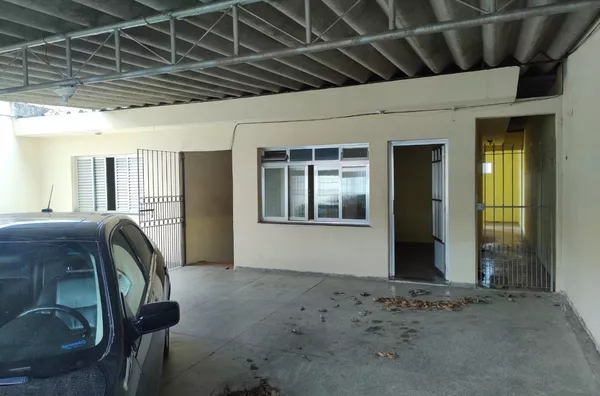 Casa para aluguel com 02 dormitórios e vaga de garagem