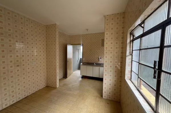 Sobrado com 02 dormitórios, sala grande, cozinha, banheiro, área de serviço, quintal, vaga para carro, independente - Foto 2