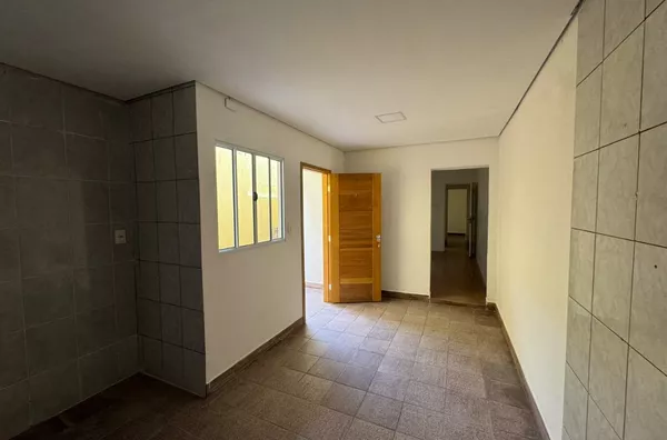 Casa com 02 dormitórios, sala, cozinha, banheiro e área de serviço. Fácil acesso a Avenida Imperador