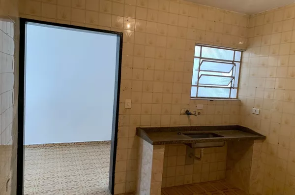 Casa com 02 dormitórios, sala, cozinha, banheiro e área de serviço para locação, na Avenida Esperantina, ótima localização