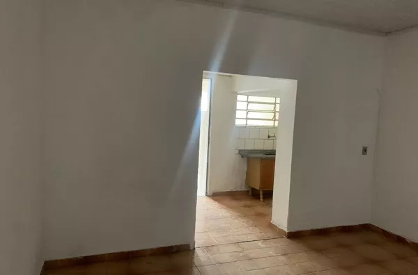 Casa com 01 dormitório, sala, cozinha, banheiro e área de serviço.