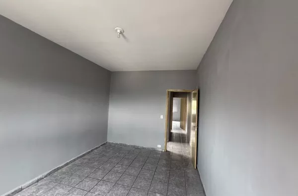 Sobrado com 02 dormitórios, sala grande, cozinha, banheiro, área de serviço, quintal, vaga para carro, independente - Foto 9