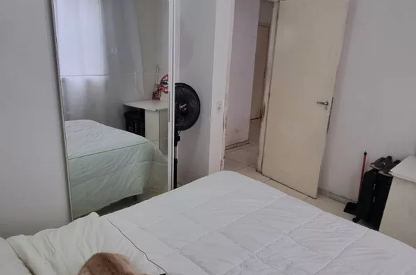 Apartamento com 01 dormitório, sala, cozinha, banheiro e área de serviço. Fácil acesso aos pontos de ônibus.