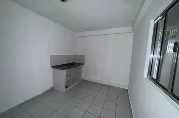 Casa com 02 dormitórios, sala, cozinha grande, banheiro e área de serviço, localizada na Avenida Esperantina