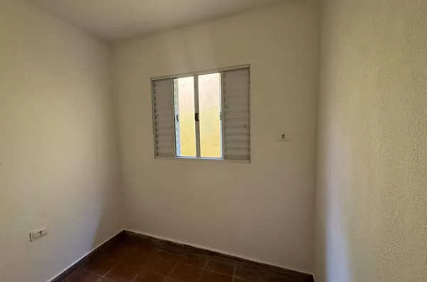 Casa com 02 dormitórios, sala, cozinha, banheiro e área de serviço. Fácil acesso a Avenida Imperador - Foto 9