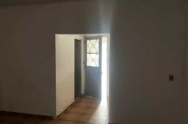 Casa com 01 dormitório, sala, cozinha, banheiro e área de serviço.