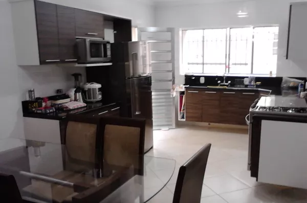 Sobrado para venda,  Jardim Coimbra, com 03 dormitórios, cozinha planejada, banheiro, lavabo, sacada, área de serviço - com vaga para carro.