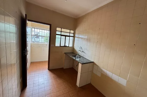 Apartamento localizado na Avenida Águia de Haia, com 02 dormitórios, sala grande, cozinha, banheiro e área de serviço - 01 vaga de garagem.