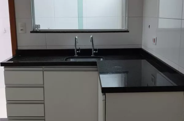 Sobrado em condomínio com 02 suítes, sala, cozinha, banheiro e área de serviço - com 02 vagas de garagem.