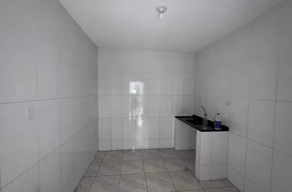 Casa com 01 dormitório, cozinha, banheiro, área de serviço.