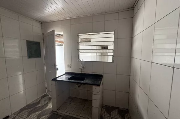 Casa térrea com 01 dormitório, cozinha, banheiro e área de serviço - sem vaga de garagem. 20 minutos andando do metrô Artur Alvim.
