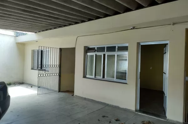 Casa para aluguel com 02 dormitórios e vaga de garagem
