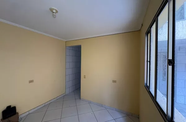 Casa térrea com 01 dormitório, sala, cozinha, banheiro, área de serviço - com 01 vaga de garagem. 